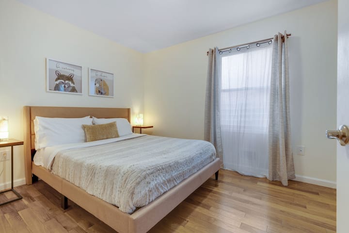 舒适的卧室，配备1.8米宽双人床和衣柜。 