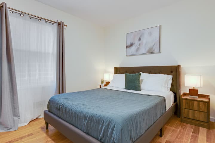 卧室配有一张标准双人床和一个衣柜。 