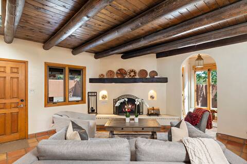 Large Santa Fe home with Mountain and Sunset views