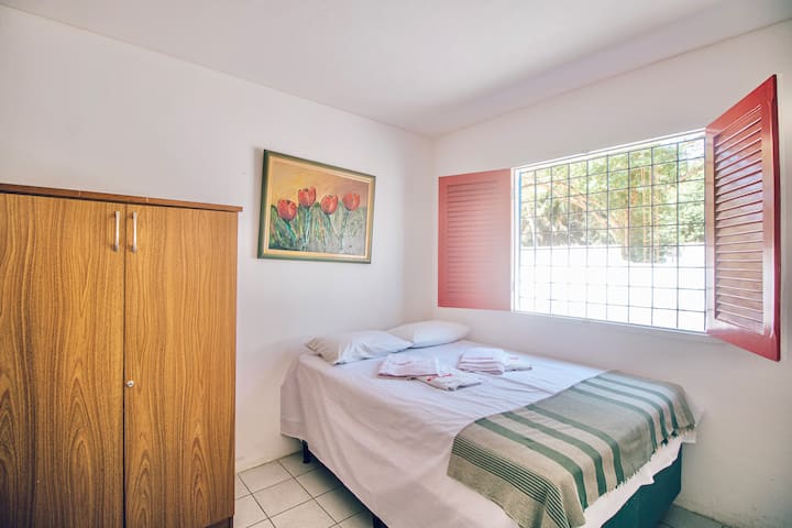 Zimmer 01 
Doppelbett 
Einzelbett 
und Bad 