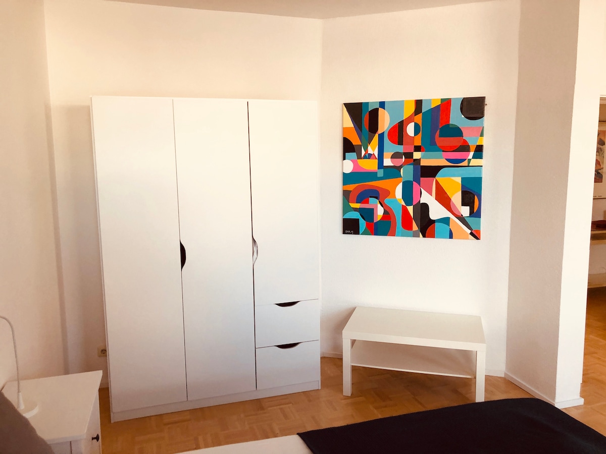 Pored ormara nalazi se i stalak za prtljagu.