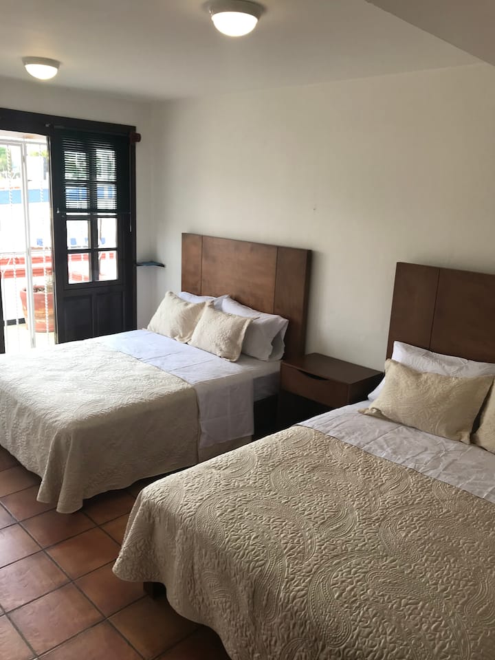 Spavaća soba br. 7 s 2 bračna kreveta i balkonom