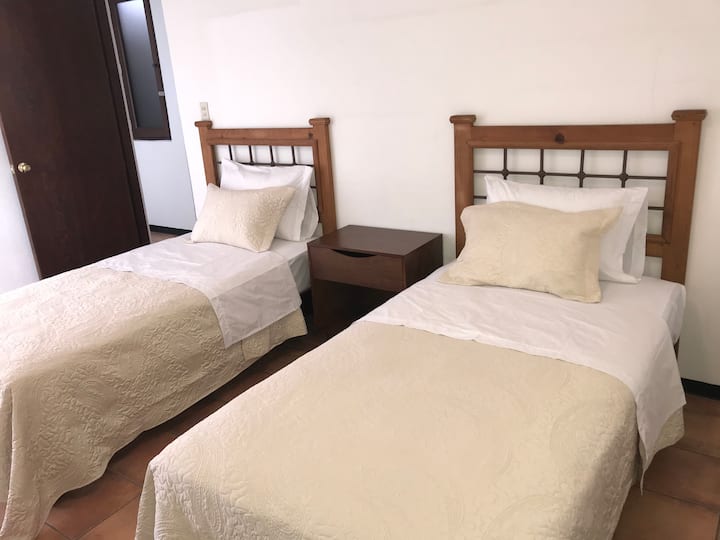 Spavaća soba br. 6 s dva kreveta za jednu osobu