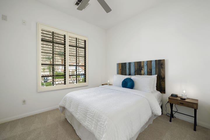 Dormitorio de invitados con cama tamaño queen Memory-Foam, luz y ventilador, y una Amazon Alexa con Amazon Music Unlimited. Todo con vistas despejadas de la piscina cercana y las montañas de Santa Rosa.