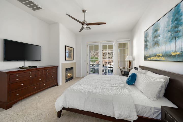 Enorme 2ª principal (separado de los otros dos dormitorios), TV inteligente de 50 pulgadas con cable, canales de cine y aplicación Netflix. Chimenea de gas y patio privado. Todo con vistas despejadas de las montañas de Santa Rosa. 