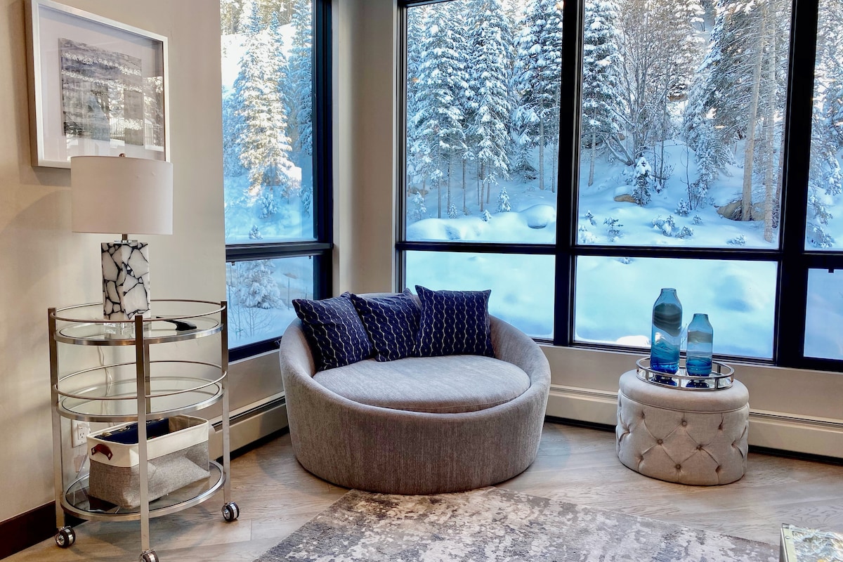 Living Room w/ Slopeside Views