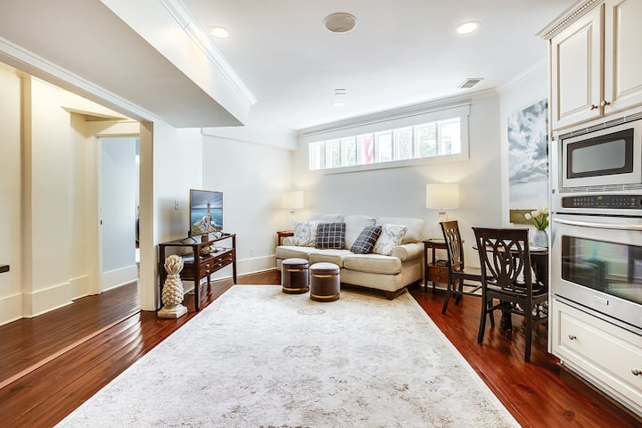 Historic District: 2br/2ba Near Battery W/ Parking - 查爾斯頓