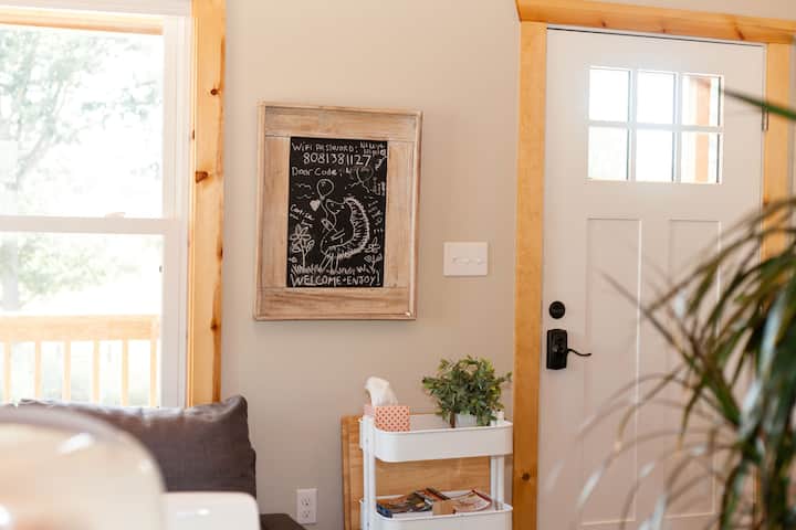 Основно жилищно пространство с дървени детайли