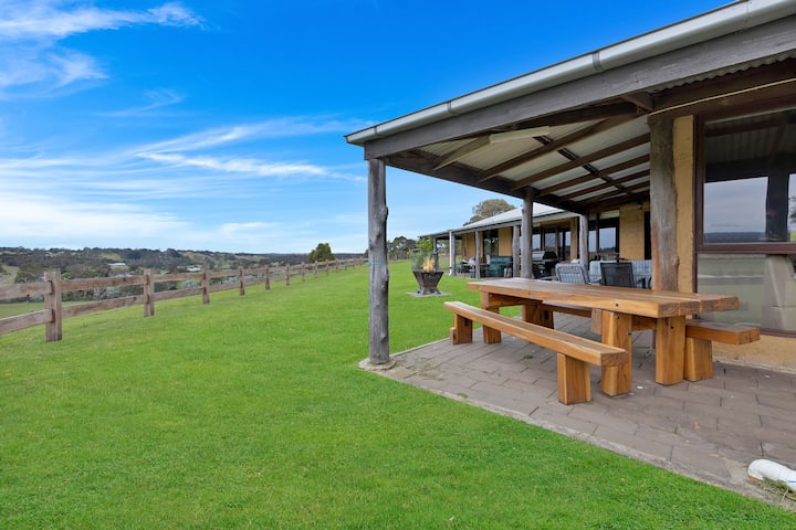 Meningie Homestead - 6BR, Firepit and Pet-Friendly