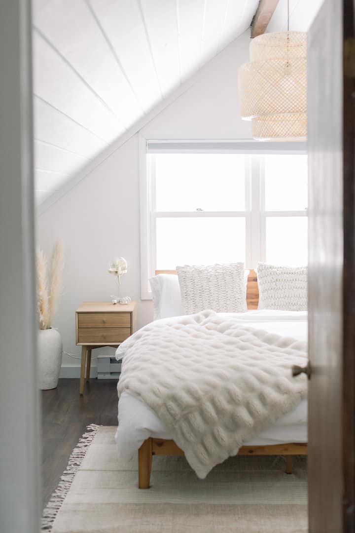 غرفة النوم 2: أسقف على شكل حرف A وسرير بحجم كبير. 