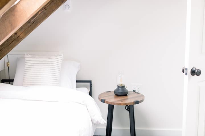 تحتوي غرفة النوم 3- على سريرين توأمين 