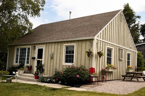 Picton Bungalow; Overlooks Water!