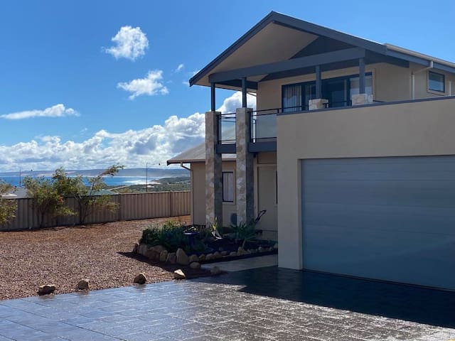 AMAZING views at The Lookout FREE WIFI & NETFLIX