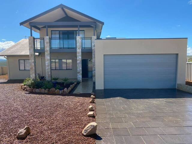 AMAZING views at The Lookout FREE WIFI & NETFLIX gallery image 2