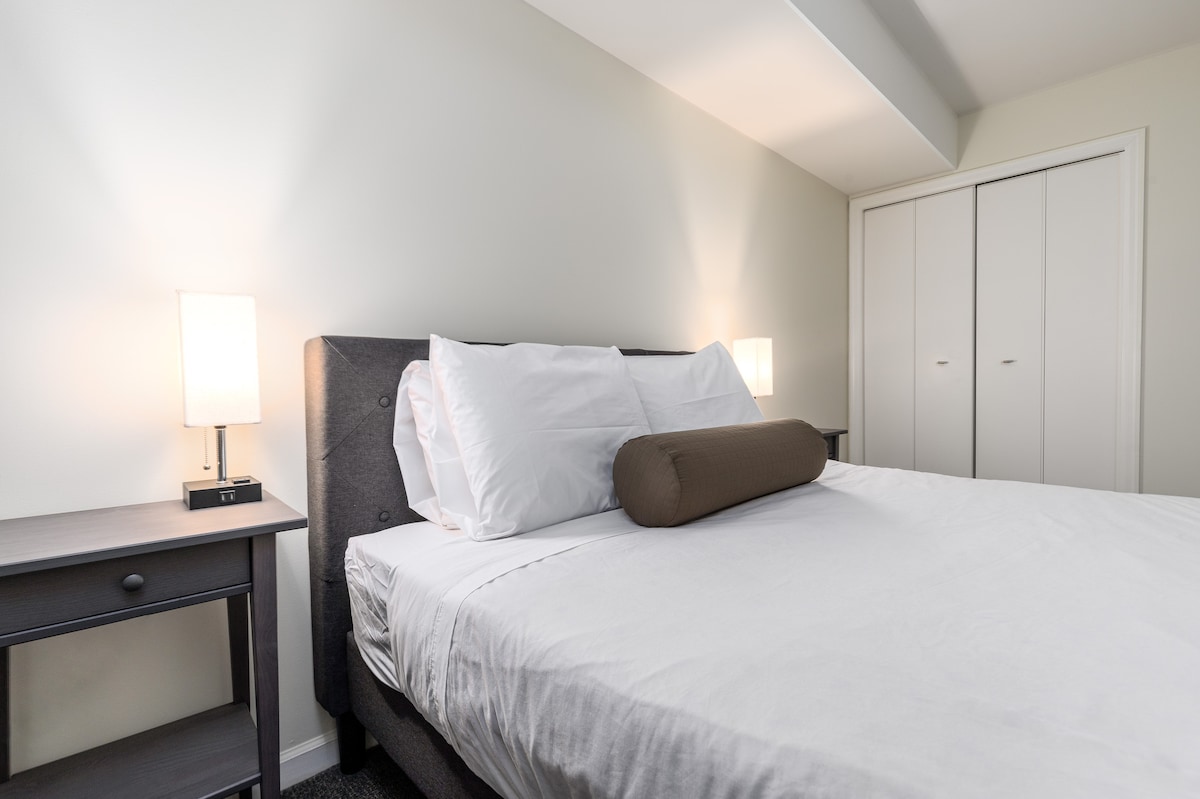 Armario grande para guardar sus pertenencias. “ Estaba limpio, completamente abastecido con todo lo esencial y algo más. El lugar estaba a poca distancia a pie de varios restaurantes y tiendas ”.