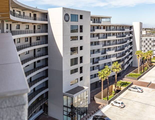 Power Backup-Next to Mall-WatersEdge 2-Bedroom Apt gallery image 5