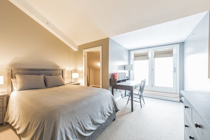 Спална соба со поткровје (брачен кревет)