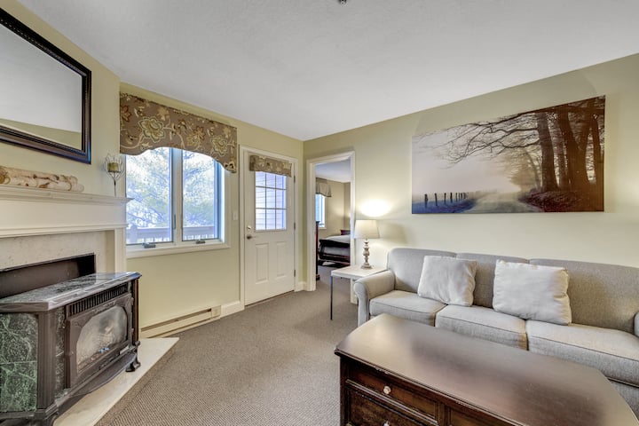 Дневна соба на долниот кат со брачен кревет (широк 180-220 см)