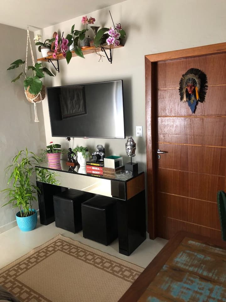 Obývačka a dvere, ktoré umožňujú prístup do spálne.