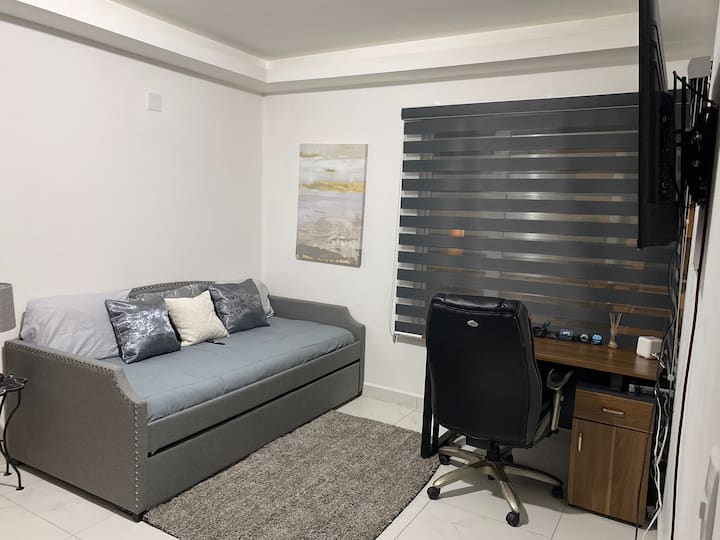 Спалня №3 с легло на колелца - долният панел се разгъва с друго единично легло - за двама.  Също така бюро и изпълнителен кожен стол.  Малката бяла кутия е един от Wi - Fi възлите.