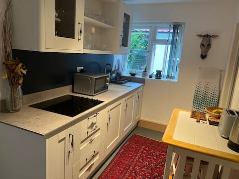 Successful Airbnb property: Self-contained Annex Studio Flat in Runnymede