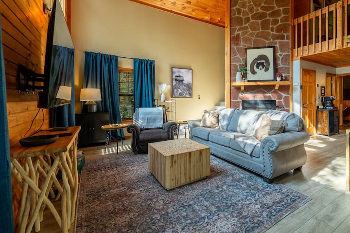 Საძინებლის დივანი და პლუშის სამაგრი მისაღებ ოთახში