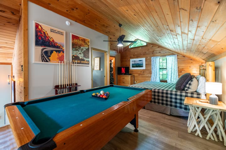 Ლოფტი აუზის მაგიდით და დიდი საწოლით