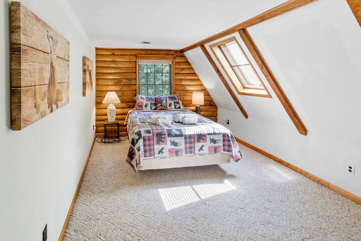 2nd Bedroom. Queen size bed. Fox themed.