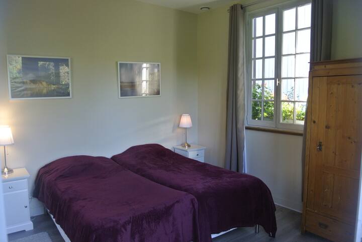 חדר שינה 2 עם שולחן כתיבה ואחסון.