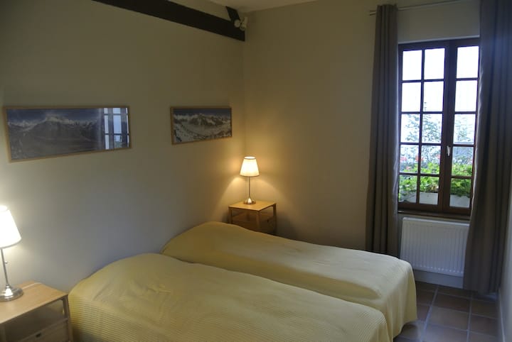 חדר שינה 1 עם שולחן כתיבה ואחסון עם חלונית אחת ווילון לאיטום רעש.