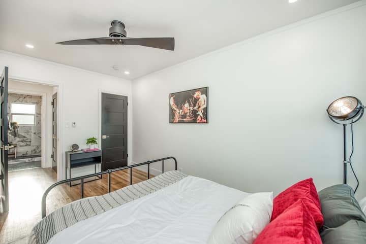 Rock Themed Bedroom - Queen Bed, powerful ceiling fan, walk in closet!