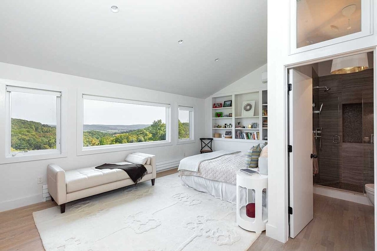 Dormitorio principal en la planta superior con cama tamaño king. Se han comprado sábanas nuevas. También se ha agregado una nueva alfombra Stepevi arriba. La habitación tiene aire acondicionado y calefacción de zócalo.