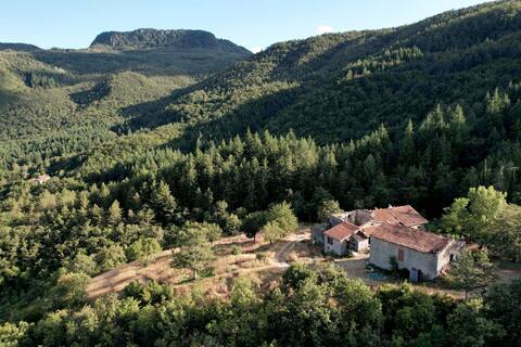Wild Off-Grid Farm stay in National Park Forest