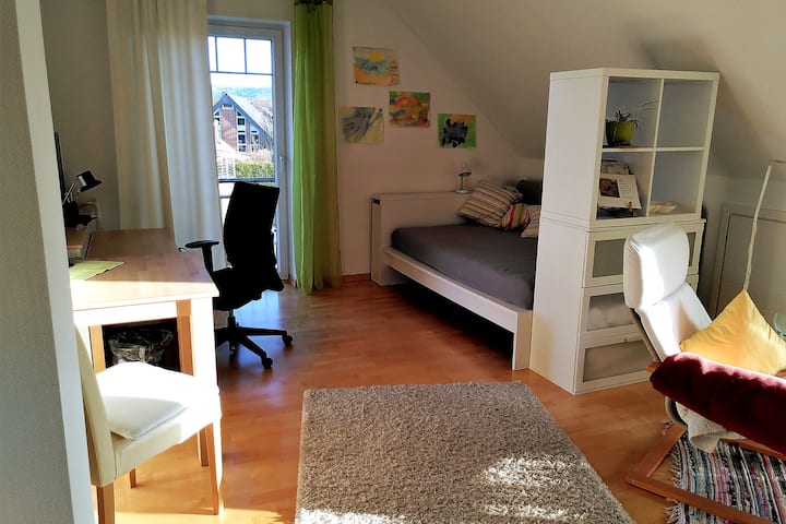 Izba na hornom poschodí vľavo 19 m², balkón, veľká pracovná skriňa 2*1,20 m