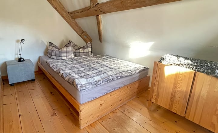 Соба - брачен кревет: 1,40 метри