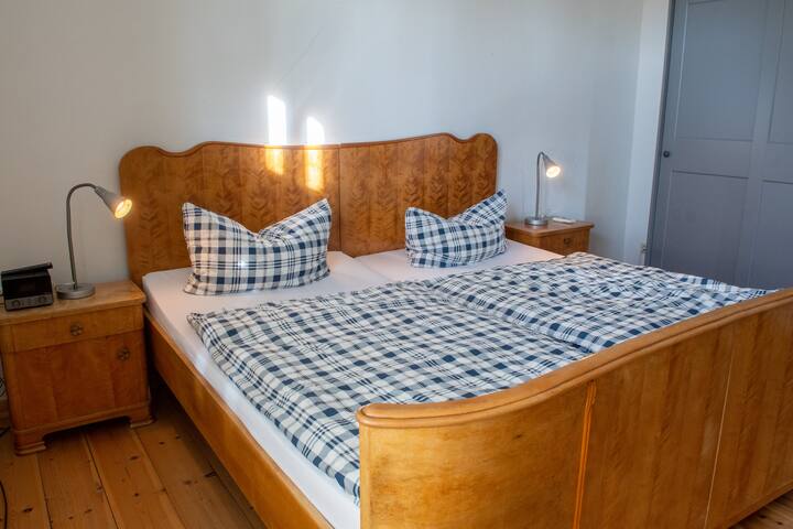 Спална соба - брачен кревет 2 * 2 метра