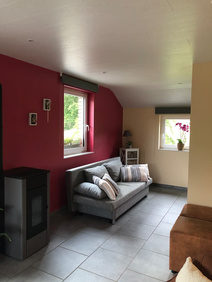 沙发床（点击） ，可供2人使用， 140厘米x 200厘米。 