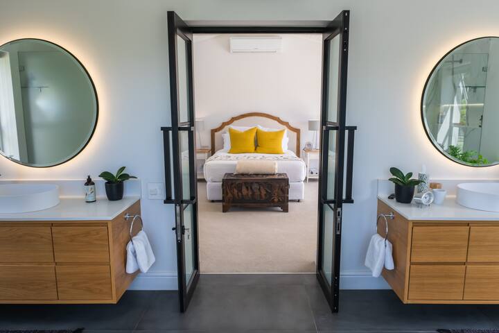 Beautiful peaceful villa with exceptional views gallery image 5