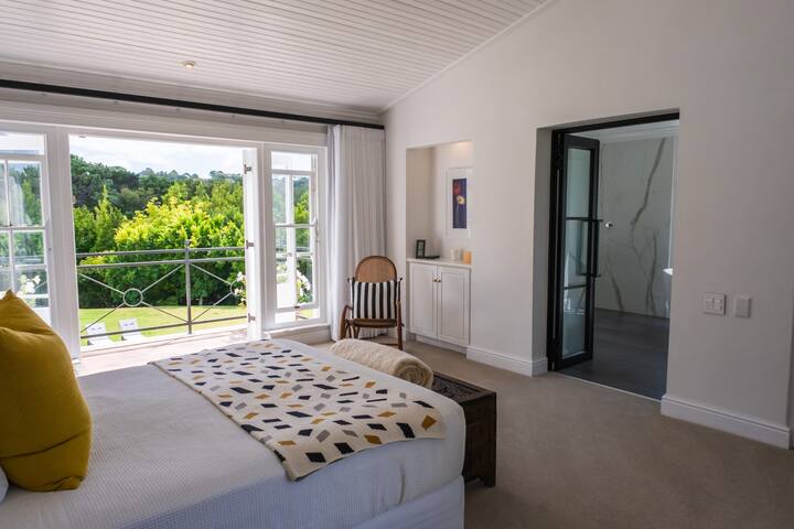 Beautiful peaceful villa with exceptional views gallery image 4