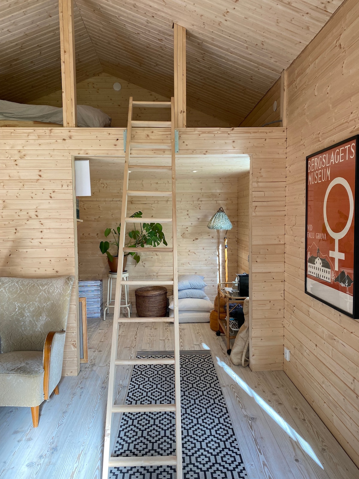 Attefall house from the inside. Podkrovie s dvoma samostatnými posteľami môžete poskladať na dvojposteľ. Na prízemí je pracovný priestor, ako aj rozkladacia pohovka pre dvoch.