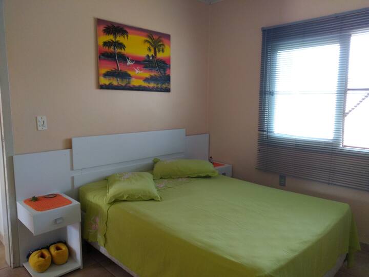 Chumba cha kulala kilicho na pangaboi ya dari 