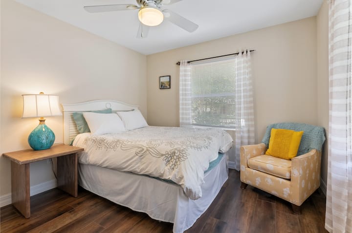 Tranquilo segundo dormitorio con mucha luz. Colchón de espuma viscoelástica.