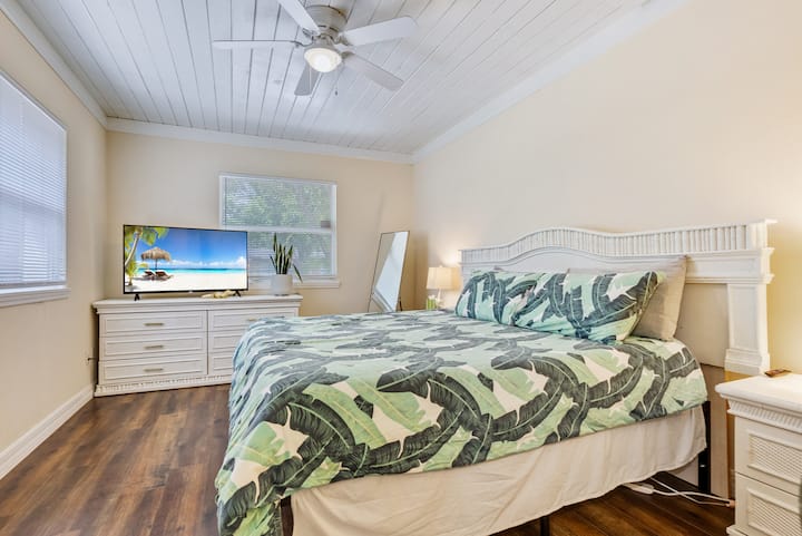 Dormitorio principal con TV inteligente de 55 pulgadas (trae tus propias aplicaciones).  Habitación luminosa y soleada con techos de shiplap. 