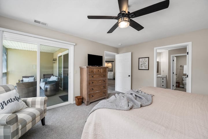 חדר שינה ראשי עם אמבטיה פרטית, גישה למרפסת.