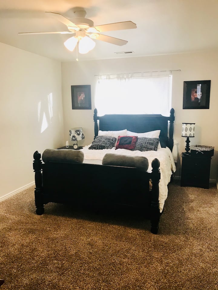 חדר שינה ראשי/חדר אמבטיה צמוד