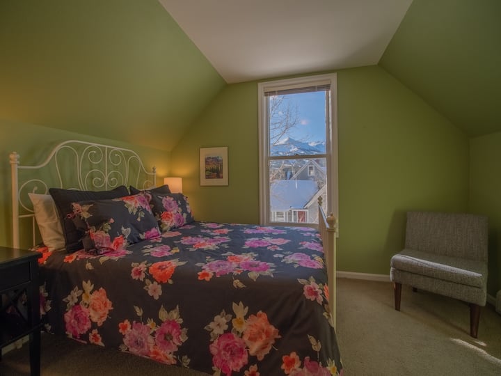 غرفة نوم بسرير بحجم كبير في الطابق العلوي.