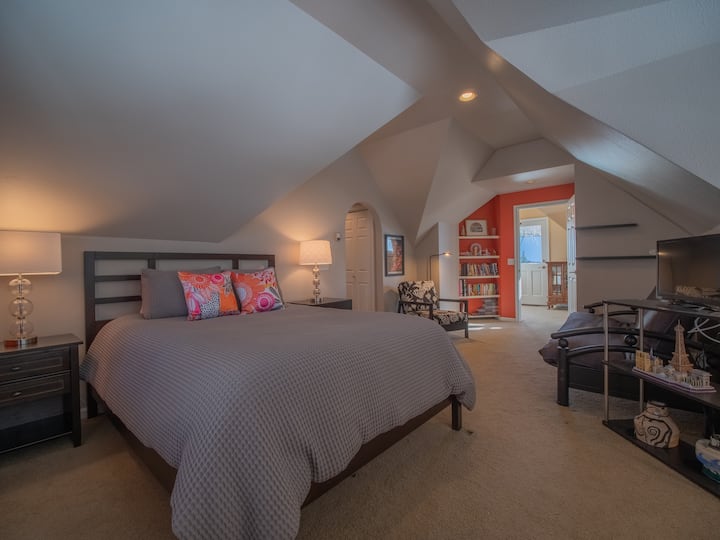 غرفة نوم رئيسية في الطابق العلوي مع فوتون .