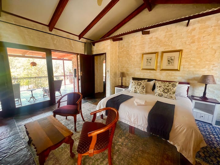 غرفة النوم الثانية مع أفضل الإطلالات الجبلية.