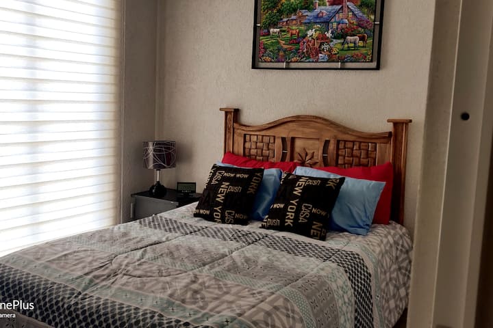 Shijo një pushim të qetë në dhomën tonë të bukur me një krevat dopio.