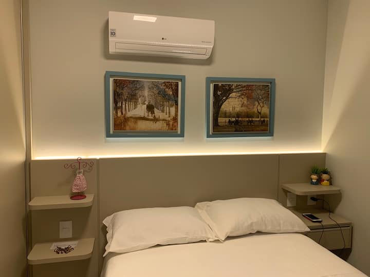 Aire acondicionado nuevo, luz de lectura junto a la cama, enchufe junto a la cama, soporte bijouterias